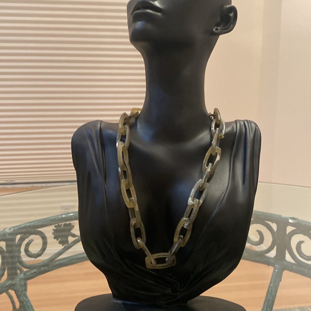 Carolee Olive Tone Tortoise Shell Necklace. Appx 18”. Rare/Vintage